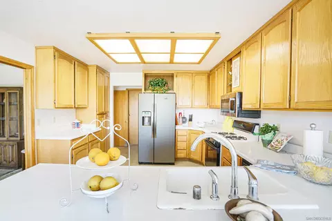 Kitchen - 995 Laky Ln, Ramona, CA 92065 photo 3 of 5