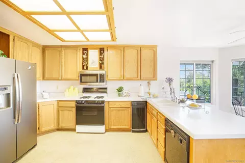 Kitchen - 995 Laky Ln, Ramona, CA 92065 photo 4 of 5