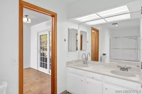 Bath - 2169 Rockhoff Rd, Escondido, CA 92026 photo 1 of 3