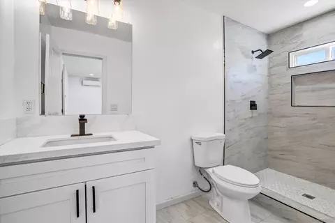Bath - 4541 Culbertson Ave, La Mesa, CA 91942 photo 2 of 2