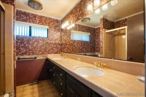 Bath - 3365 Seacrest Dr, Carlsbad, CA 92008 photo 2 of 5