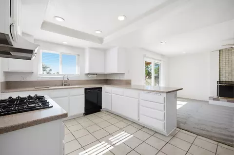 Kitchen - 10365 Hidden Farm Rd, Rancho Cucamonga, CA 91737 photo 4 of 5