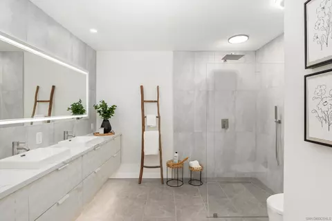 Bath - 1048 Anza Ave, Vista, CA 92084 photo 2 of 5