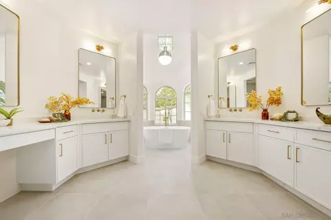 Bath - 17601 Valle Verde, Poway, CA 92064 photo 2 of 7