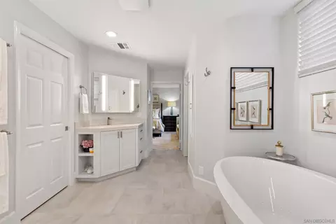 Bath - 7752 Eads Ave, La Jolla, CA 92037 photo 3 of 7