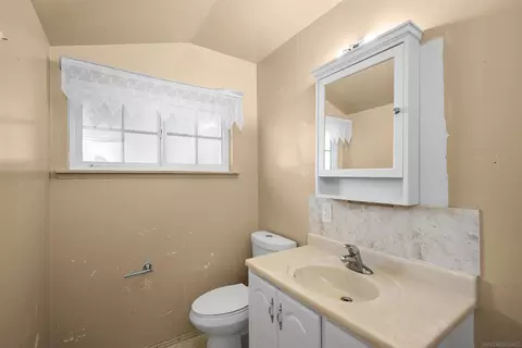 Bath - 62 E Palomar Dr, Chula Vista, CA 91911 photo 2 of 3