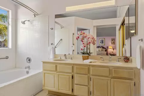 Bath - 2100 Waterside Dr, Chula Vista, CA 91913 photo 3 of 5