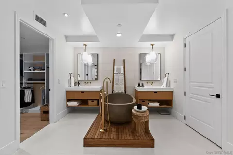 Bath - 1040 Genter St #203, La Jolla, CA 92037 photo 1 of 3