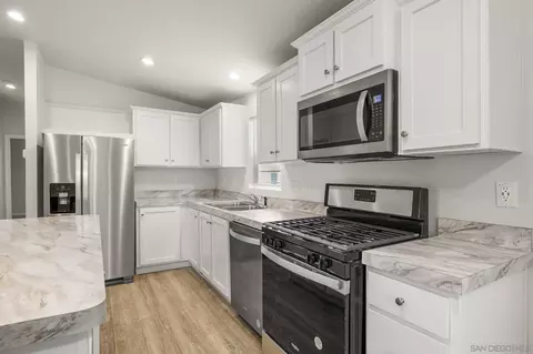 Kitchen - 22899 Byron Rd #SPC 92, Crestline, CA 92325 photo 1 of 5