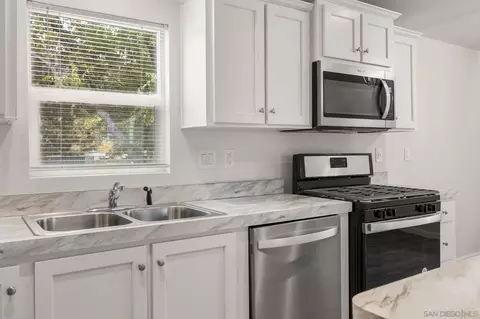 Kitchen - 22899 Byron Rd #SPC 92, Crestline, CA 92325 photo 3 of 5
