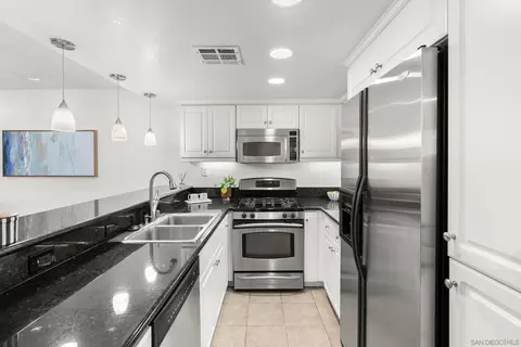 Kitchen - 555 Eaton St #N, Oceanside, CA 92054 photo 2 of 4