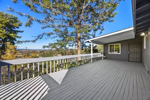 601 Corona Ct, Vista, CA 92081 photo 2