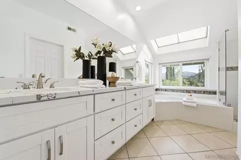 Bath - 13366 Twin Circle Ct, Poway, CA 92064 photo 4 of 5