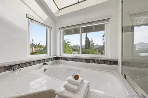 Bath - 13366 Twin Circle Ct, Poway, CA 92064 photo 3 of 5