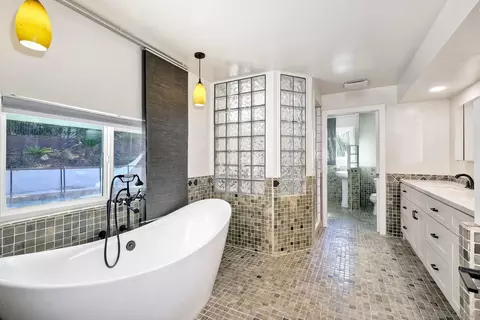 Bath - 9945 Alto Dr, La Mesa, CA 91941 photo 3 of 4
