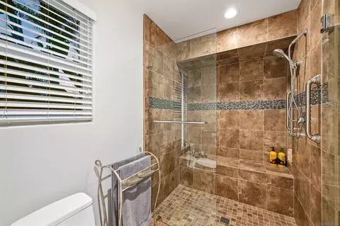 Bath - 7215 Daffodil Pl, Carlsbad, CA 92011 photo 5 of 5