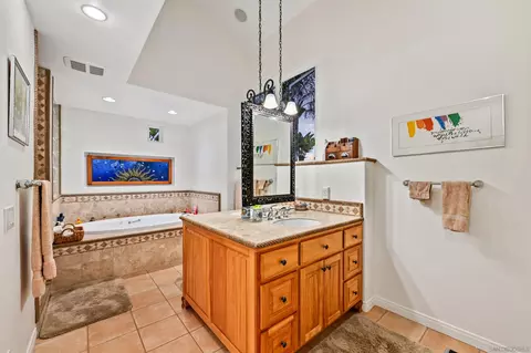 Bath - 7215 Daffodil Pl, Carlsbad, CA 92011 photo 2 of 5