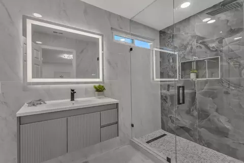 Bath - 9253 Les Rd, Santee, CA 92071 photo 2 of 4