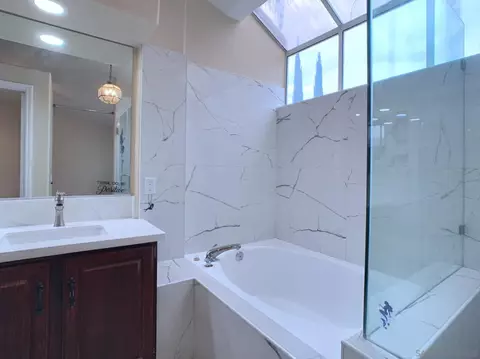 Bath - 31352 Via Eduardo, Temecula, CA 92592 photo 3 of 9
