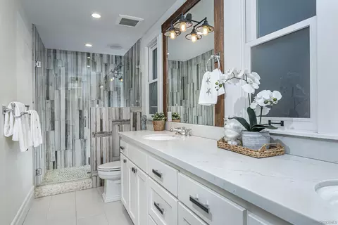 Bath - 1004 10th St, Coronado, CA 92118 photo 2 of 6