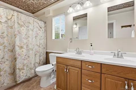 Bath - 1305 Ash St, Ramona, CA 92065 photo 1 of 1