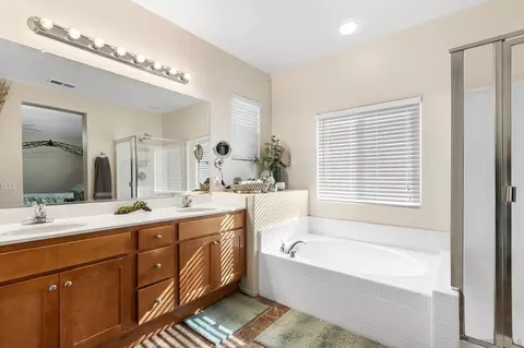 Bath - 1391 Ranch St, Perris, CA 92571 photo 2 of 3