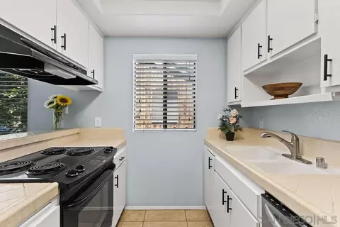 Kitchen - 2157 Arnold Way #324, Alpine, CA 91901 photo 2 of 4
