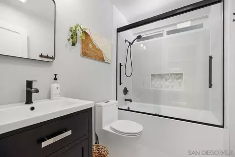 Bath - 2216 Recodo Ct, Carlsbad, CA 92009 photo 3 of 3