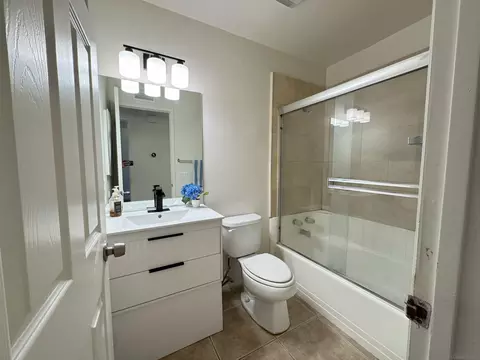 Bath - 1531 View Pointe, Escondido, CA 92027 photo 2 of 4