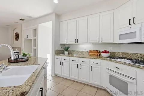 Kitchen - 5423 Foxtail Loop, Carlsbad, CA 92010 photo 5 of 6