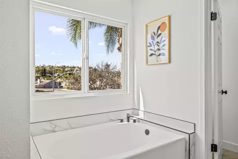 Bath - 1513 Powell Rd, Oceanside, CA 92056 photo 5 of 11