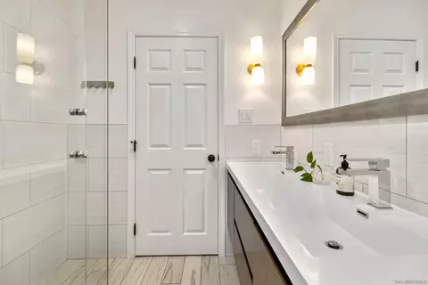 Bath - 823 La Salina Pl, Oceanside, CA 92054 photo 2 of 4