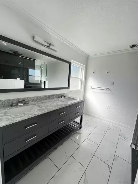 Bath - 1625 Stewart St, Oceanside, CA 92054 photo 9 of 12
