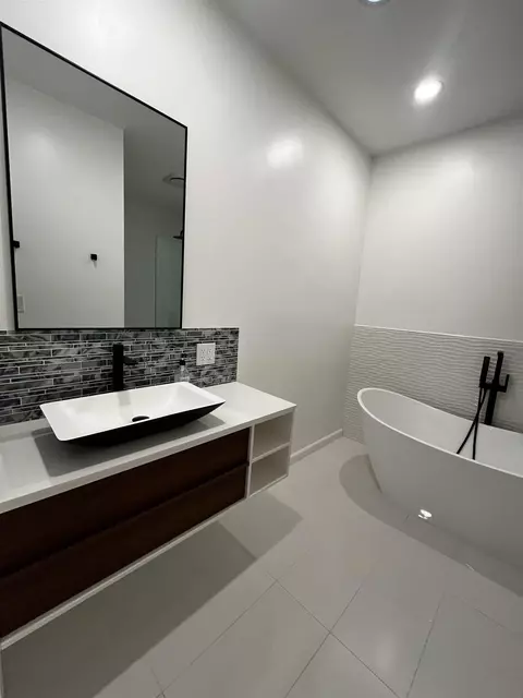 Bath - 1625 Stewart St, Oceanside, CA 92054 photo 11 of 12