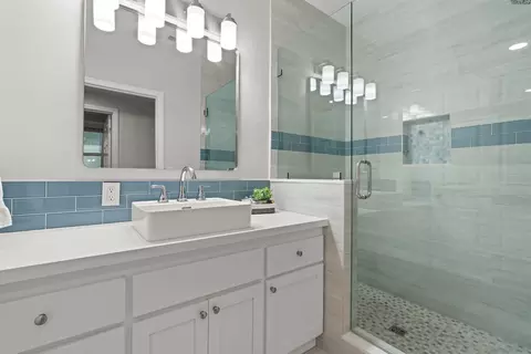 Bath - 848 E Ave, Coronado, CA 92118 photo 3 of 4