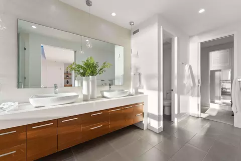 Bath - 5663 Abalone Pl, La Jolla, CA 92037 photo 3 of 6