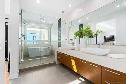 Bath - 5663 Abalone Pl, La Jolla, CA 92037 photo 4 of 6