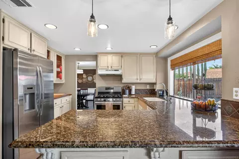 Kitchen - 30932 Greensboro Dr, Temecula, CA 92592 photo 2 of 2