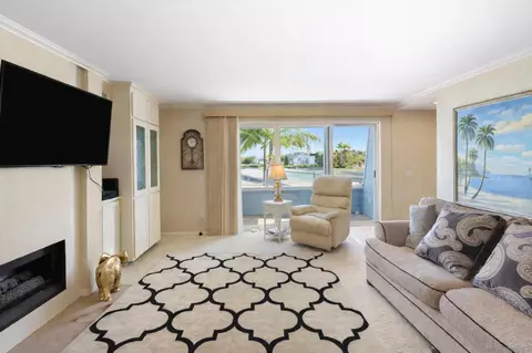 Living - 22 Montego Ct, Coronado, CA 92118 photo 2 of 3