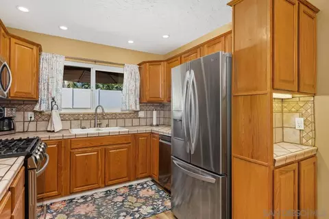 Kitchen - 10209 Princess Sarit Way, Santee, CA 92071 photo 2 of 7