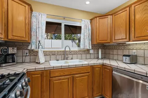 Kitchen - 10209 Princess Sarit Way, Santee, CA 92071 photo 5 of 7