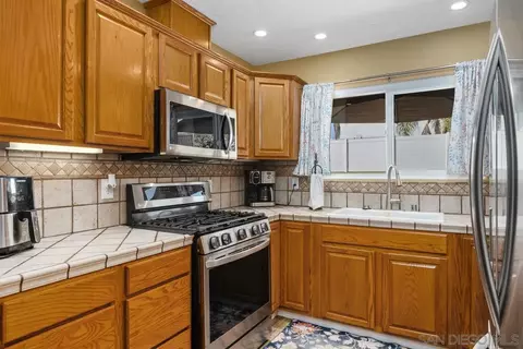 Kitchen - 10209 Princess Sarit Way, Santee, CA 92071 photo 4 of 7