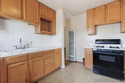 Kitchen - 1015 Cedar Brk, Escondido, CA 92025 photo 3 of 3