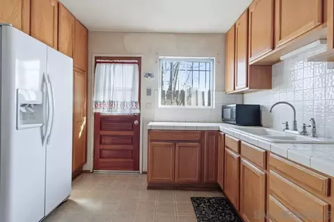 Kitchen - 1015 Cedar Brk, Escondido, CA 92025 photo 2 of 3