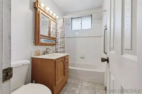 Bath - 1015 Cedar Brk, Escondido, CA 92025 photo 1 of 1