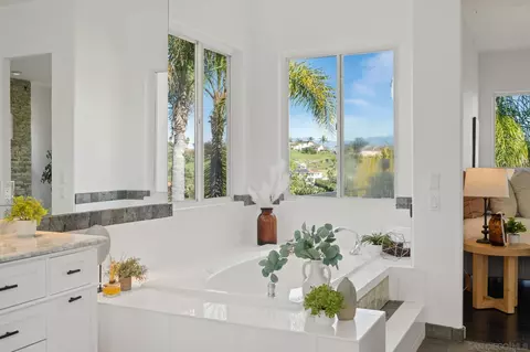 Bath - 4462 Fallsbrae Rd, Fallbrook, CA 92028 photo 5 of 8