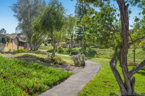 Exterior - 724 Nob Cir, Vista, CA 92084 photo 4 of 10