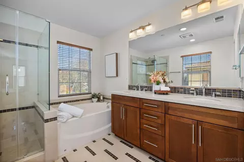 Bath - 3595 Glen Ave, Carlsbad, CA 92010 photo 3 of 4