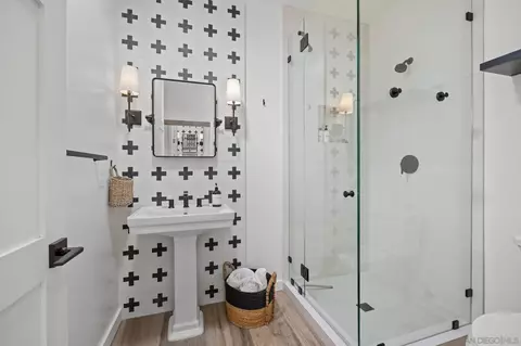 Bath - 554 556 Stratford Dr, Encinitas, CA 92024 photo 4 of 5