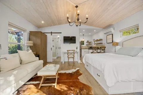 Bedroom - 554 556 Stratford Dr, Encinitas, CA 92024 photo 6 of 8